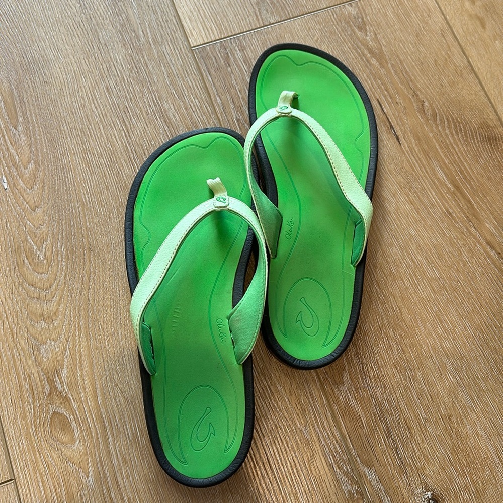 Women’s OluKai flip flops size 10